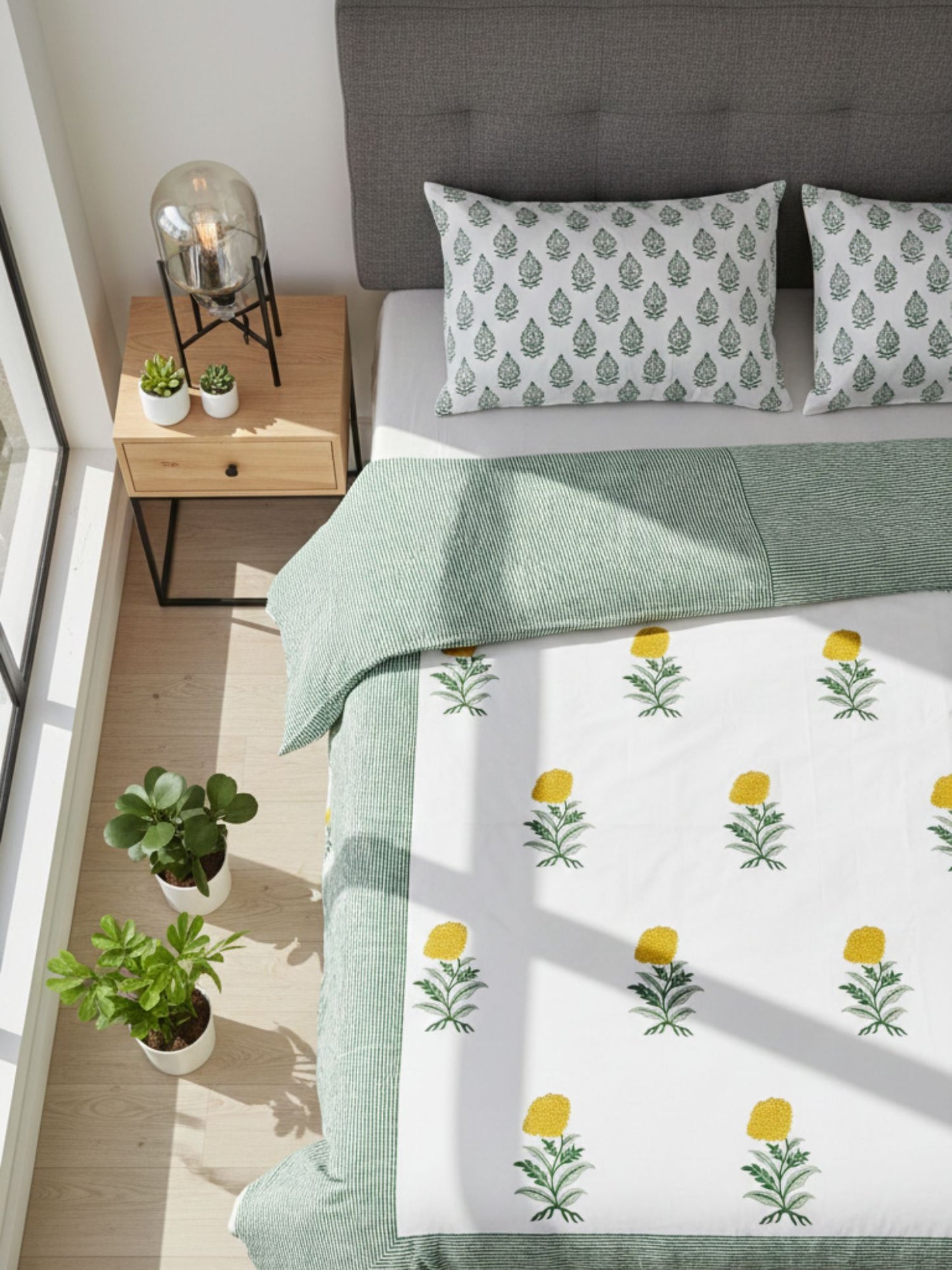 Surya Hand Block Printed King Bedsheet with Reversible Pillow Covers (90 x 108 inches)