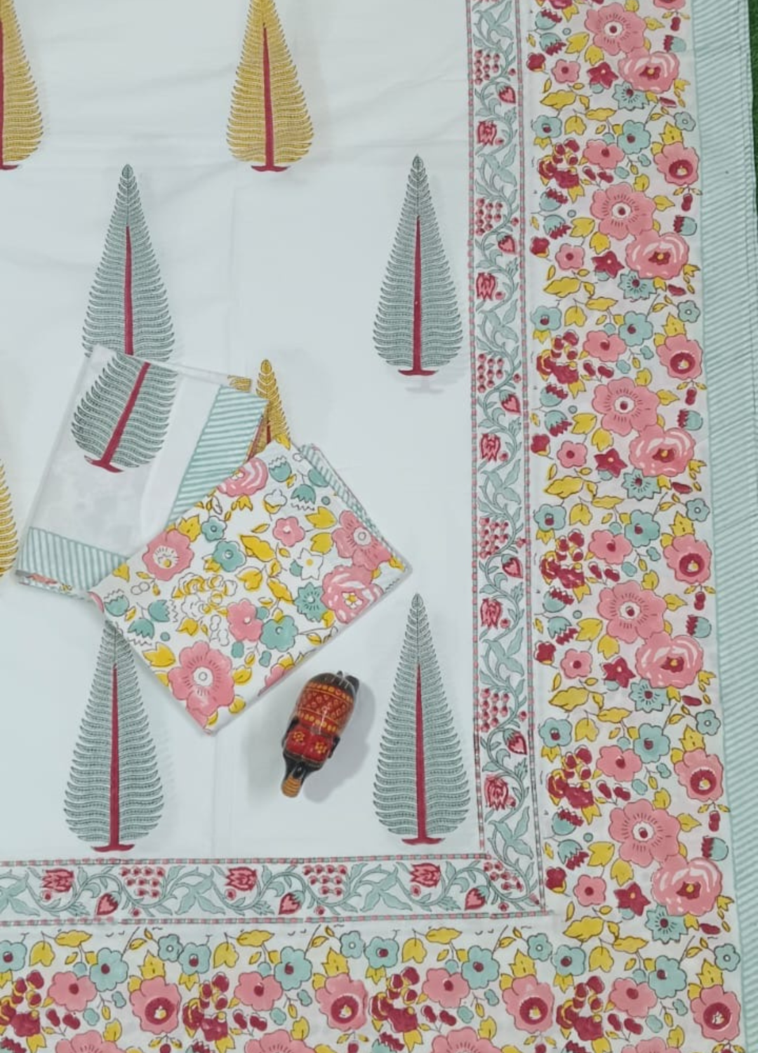 Hand Block Printed King Bedsheet with Reversible Pillow Covers (90 x 108 inches)
